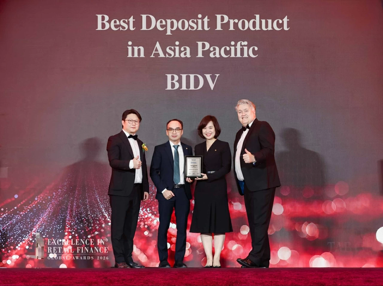 BIDV viết tiếp thập kỷ dẫn đầu với cú đúp giải thưởng Ngân hàng Bán lẻ tốt nhất Việt Nam Tiền gửi tốt nhất Châu Á