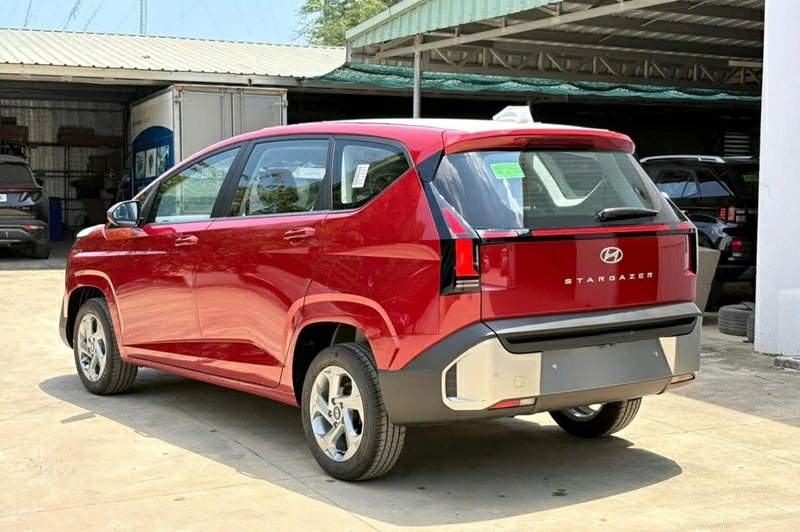 Ở phía sau Hyundai Stargazer 2026, thiết kế được tinh chỉnh gọn gàng hơn khi giảm bớt các đường cắt xẻ. Ở phía sau Hyundai Stargazer 2026, thiết kế được tinh chỉnh gọn gàng hơn khi giảm bớt các đường cắt xẻ.