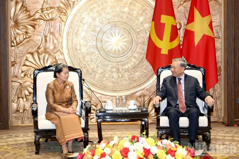 Tổng Bí thư Tô Lâm tiếp bà Men Sam An, Phó Chủ tịch Đảng Nhân dân Campuchia, Chủ tịch Hội đồng Quốc gia Mặt trận Đoàn kết phát triển Tổ quốc Campuchia. (Nguồn: Báo Nhân dân) Tổng Bí thư Tô Lâm tiếp bà Men Sam An, Phó Chủ tịch Đảng Nhân dân Campuchia, Chủ tịch Hội đồng Quốc gia Mặt trận Đoàn kết phát triển Tổ quốc Campuchia. (Nguồn: Báo Nhân dân)