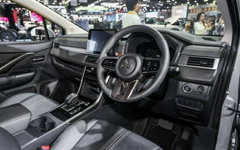 Trong khi đó, khoang cabin của Xpander Hybrid 2026 được hoàn thiện theo hướng tiện nghi và linh hoạt.