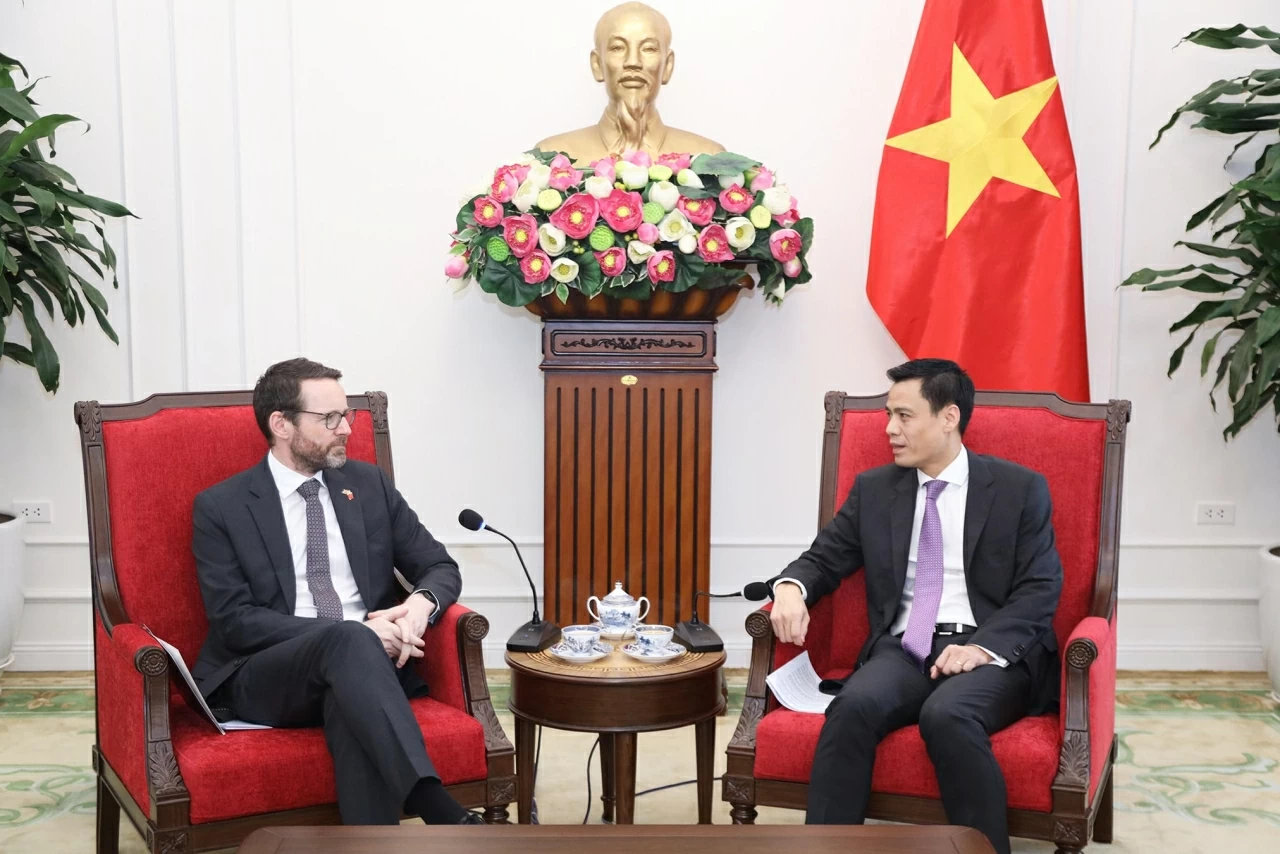 Thứ trưởng Đặng Hoàng Giang và Đại sứ Iain Frew điểm lại những tiến triển tích cực trong quan hệ ASEAN-Anh thời gian qua. (Ảnh: Thành Long) Thứ trưởng Đặng Hoàng Giang và Đại sứ Iain Frew điểm lại những tiến triển tích cực trong quan hệ ASEAN-Anh thời gian qua. (Ảnh: Thành Long)