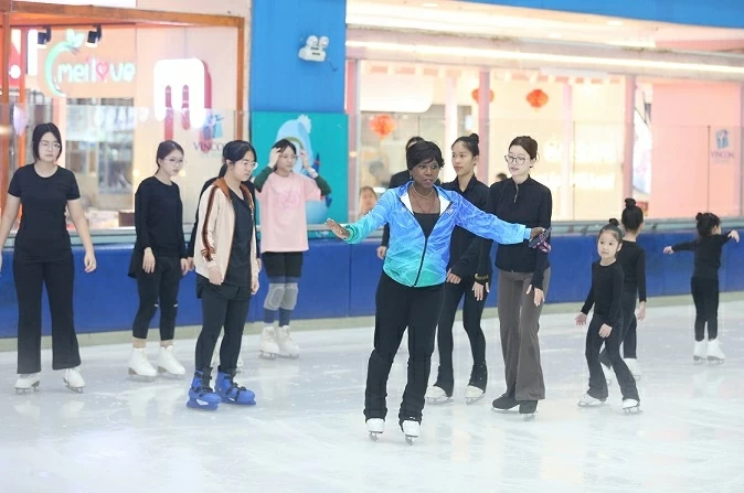 Huyền thoại Surya Bonaly truyền lửa cho thế hệ trẻ trượt băng nghệ thuật Việt Nam