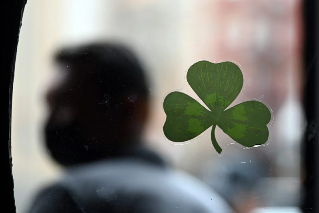 Ireland đi trên dây với ‘bài toán ba lá’