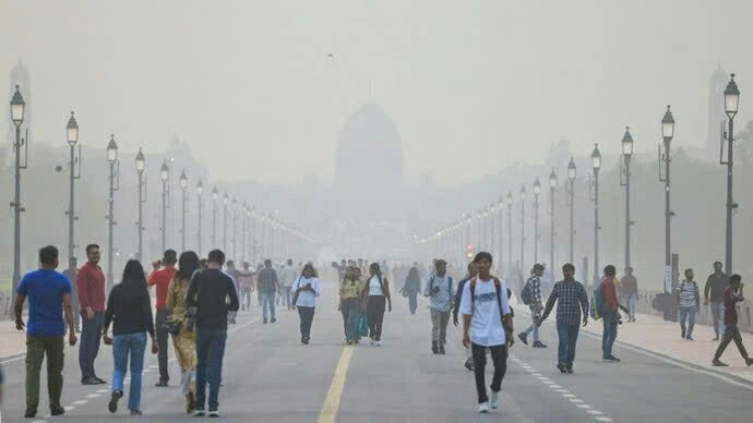 Người dân đi bộ trên đại lộ Kartavya Path trong một ngày ô nhiễm không khí dày đặc tại New Delhi, Ấn Độ. (Nguồn: India Today)