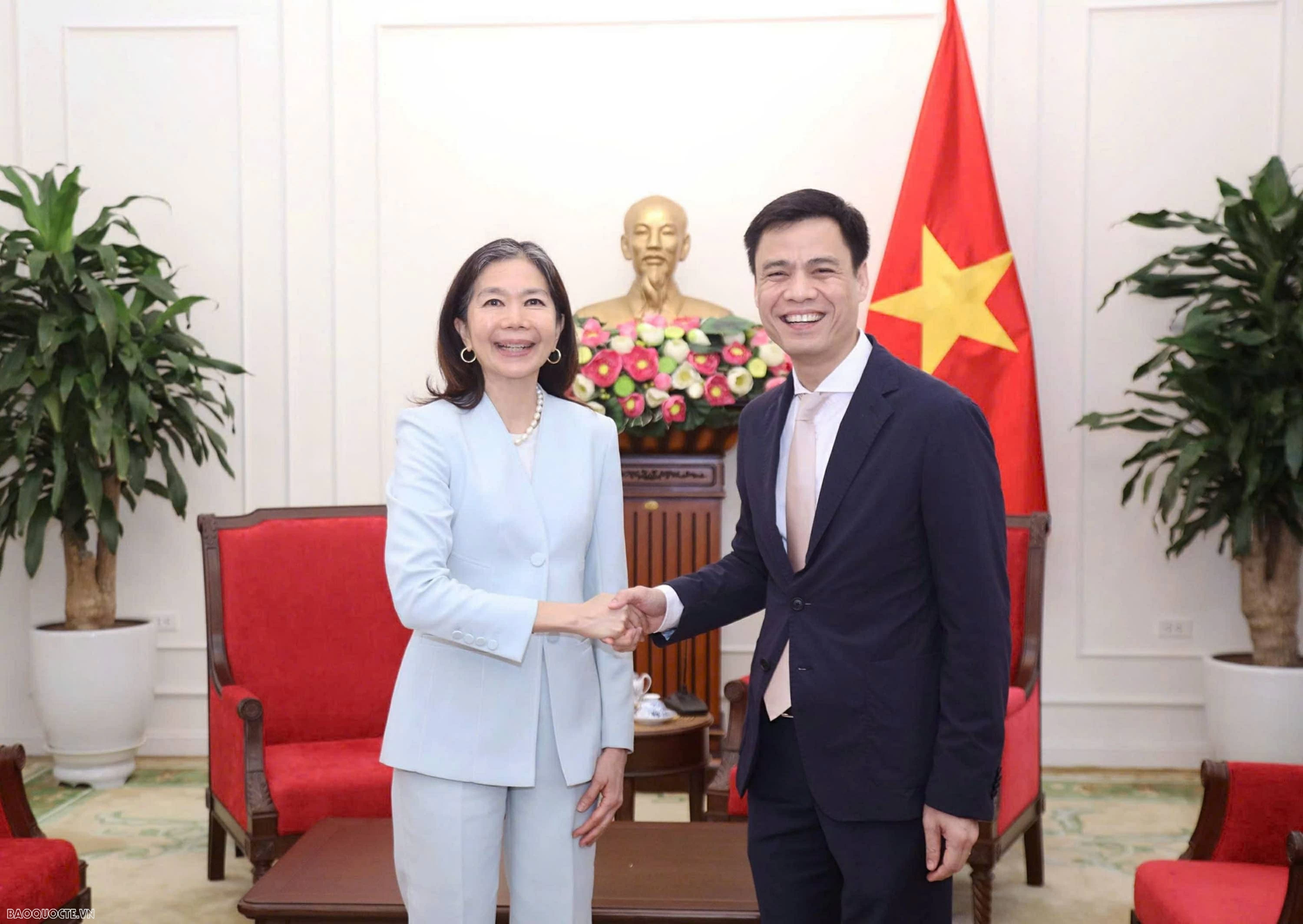 Thứ trưởng Ngoại giao Đặng Hoàng Giang làm việc với Điều phối viên thường trú Liên hợp quốc tại Việt Nam Pauline Tamesis Thứ trưởng Đặng Hoàng Giang làm việc với Điều phối viên thường trú Liên hợp quốc tại Việt Nam Pauline Tamesis