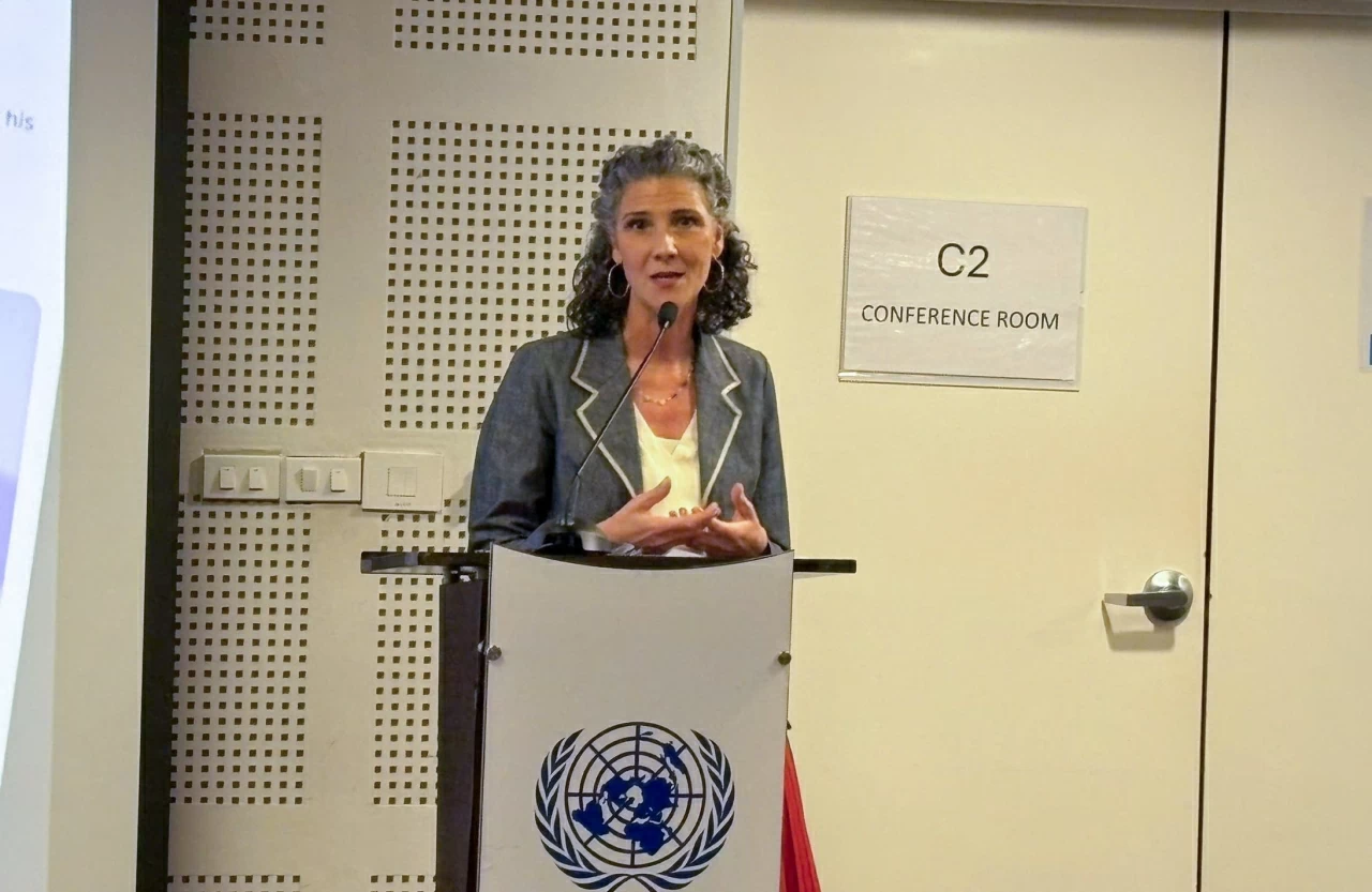 Đại diện UNDP Ramla Khalidi chia sẻ về thách thức và cơ hội của AI trong lĩnh vực báo chí. (Ảnh: Ngọc Anh)
