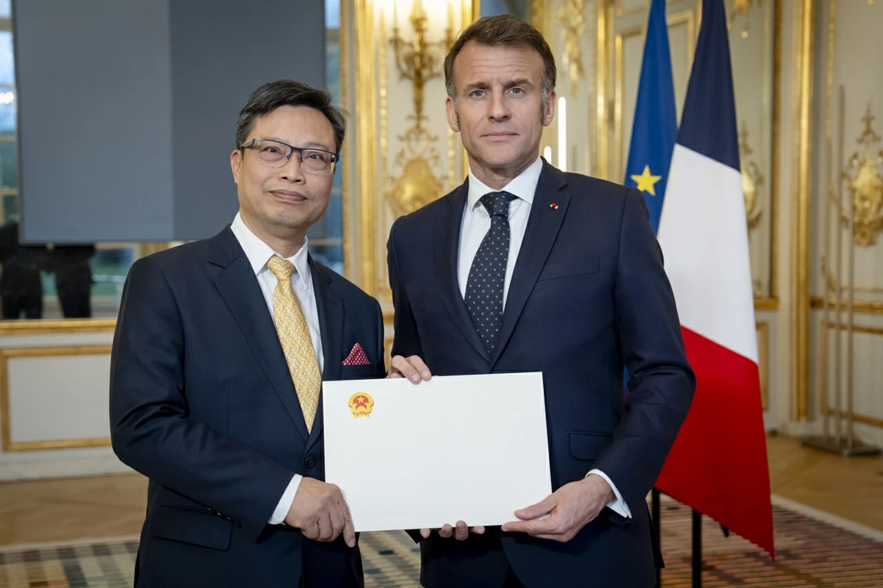 Đại sứ Việt Nam tại Pháp Trịnh Đức Hải trình Quốc thư lên Tổng thống Pháp Emmanuel Macron