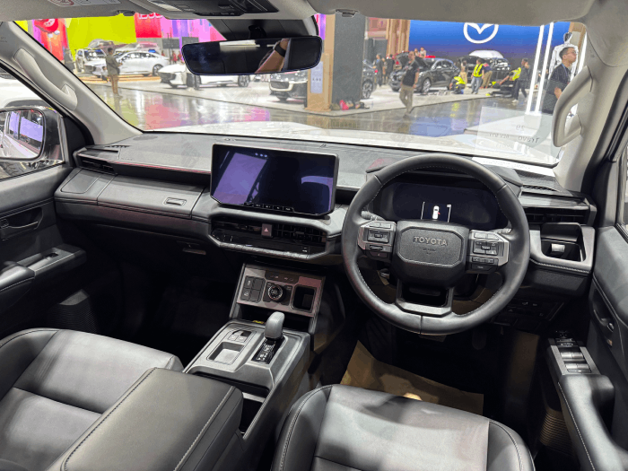 Không gian nội thất của Toyota Hilux Travo 2026 cũng được làm mới đáng kể. 
