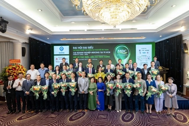 Bà Nguyễn Thị Hoài Thu, nguyên UV.BCH TW Đảng, nguyên UV.BTV Quốc hội; Chủ tịch Ủy ban về các vấn đề xã hội của Quốc hội; nguyên Trưởng ban Liên lạc Đồng hương Tiền Giang tại TP.HCM (thứ 10, trái sang) cùng các lãnh đạo, khách mời danh dự chúc mừng CLB Doanh nghiệp Mekong tại TP.HCM nhiệm kỳ I. Bà Nguyễn Thị Hoài Thu, nguyên UV.BCH TW Đảng, nguyên UV.BTV Quốc hội; Chủ tịch Ủy ban về các vấn đề xã hội của Quốc hội; nguyên Trưởng ban Liên lạc Đồng hương Tiền Giang tại TP.HCM (thứ 10, trái sang) cùng các lãnh đạo, khách mời danh dự chúc mừng CLB Doanh nghiệp Mekong tại TP.HCM nhiệm kỳ I.