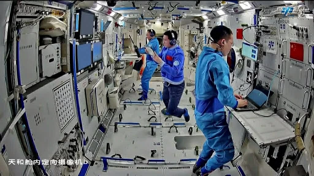 Phi hành đoàn Shenzhou-21 của Trung Quốc bên trong trạm vũ trụ. (Nguồn: CMSA)