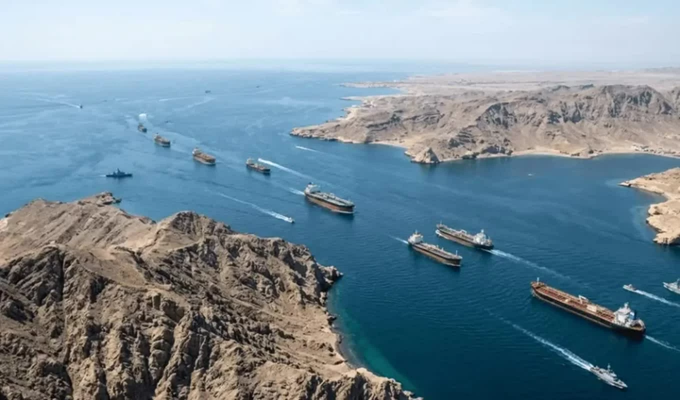 Tàu thuyền đi qua eo biển Hormuz (Nguồn: Sana).