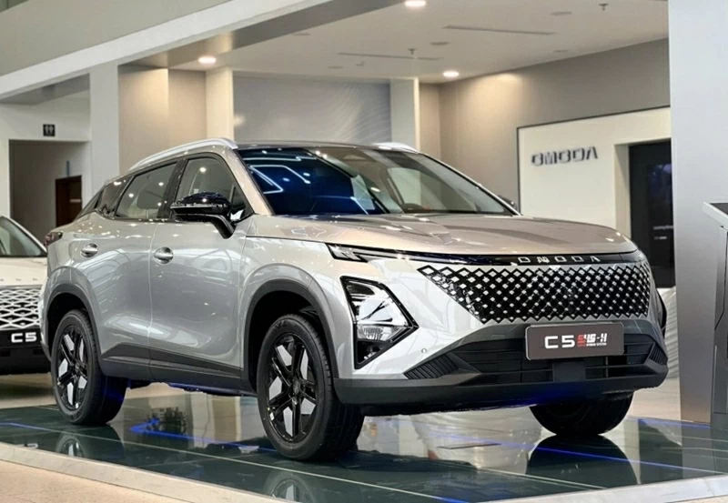 Thiết kế Omoda C5 SHS-H tiếp tục duy trì phong cách coupe đặc trưng, nhưng được tinh chỉnh nhẹ. Thiết kế Omoda C5 SHS-H tiếp tục duy trì phong cách coupe đặc trưng, nhưng được tinh chỉnh nhẹ.
