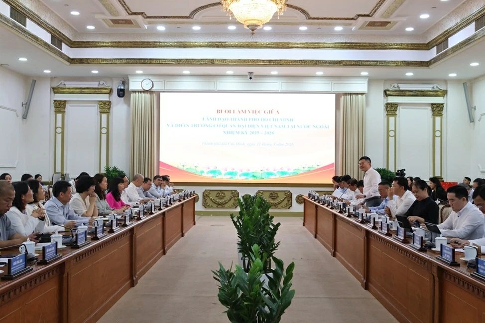 Toàn cảnh buổi làm việc giữa đoàn Trưởng cơ quan đại diện nhiệm kỳ 2025-2028 với UBND TP. Hồ Chí Minh.