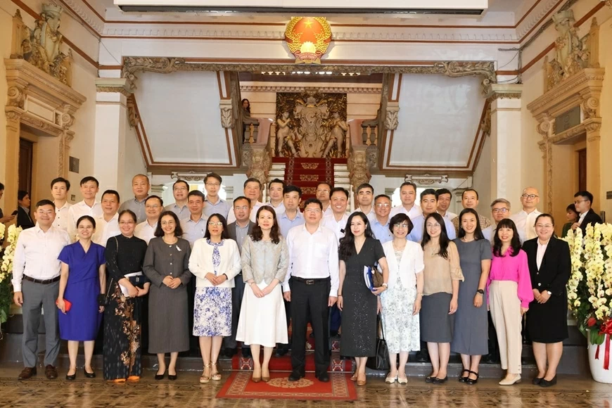 Các đại biểu chụp hình lưu niệm tại UBND TP. Hồ Chí Minh.