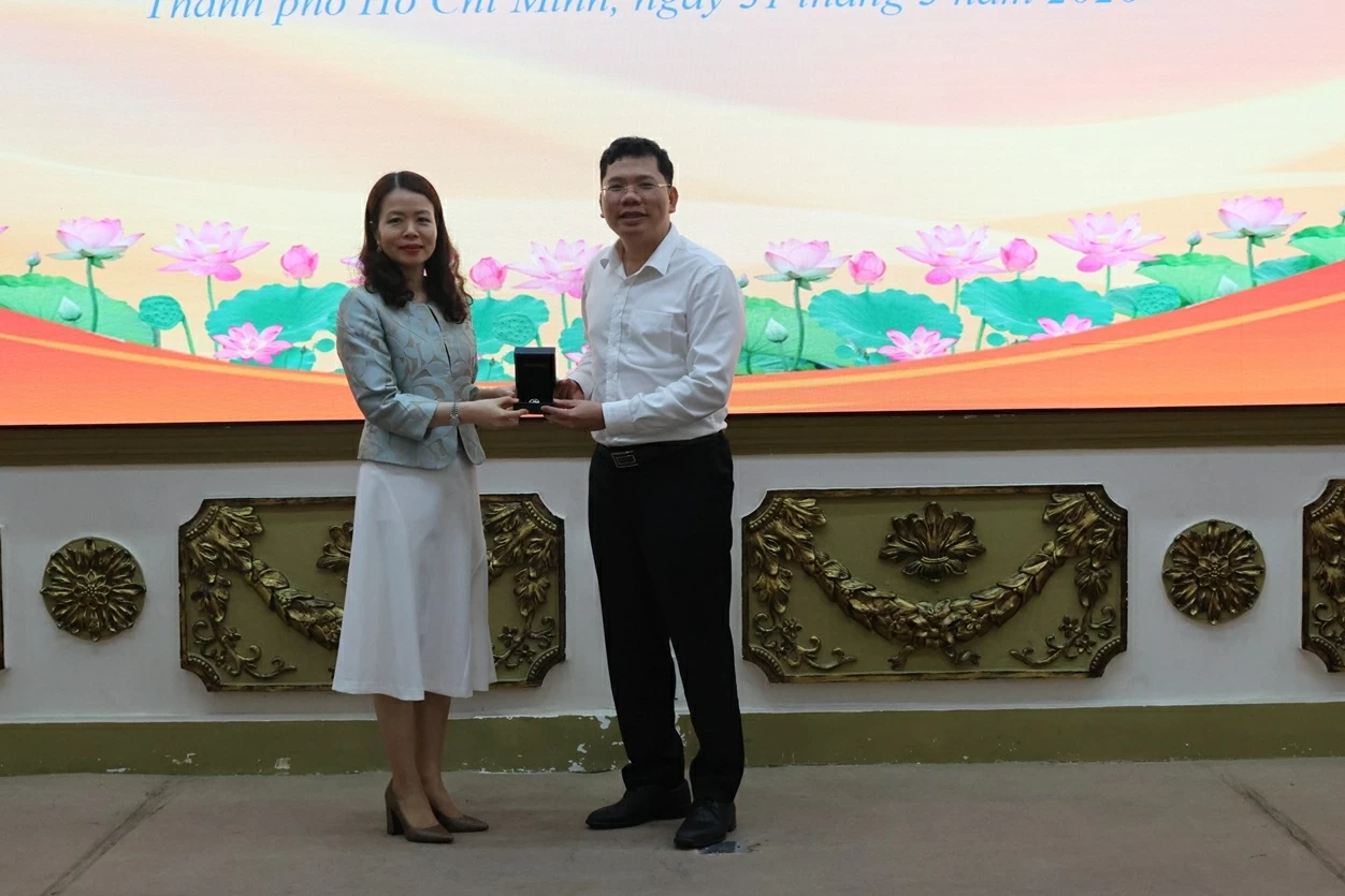 Lãnh đạo UBND TP. Hồ Chí Minh trao quà lưu niệm tới Bộ Ngoại giao và đoàn công tác