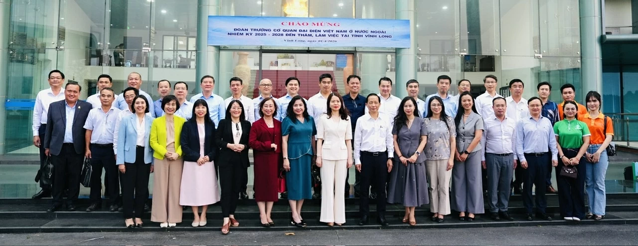 Đoàn Trưởng Cơ quan đại diện Việt Nam ở nước ngoài nhiệm kỳ 2025-2028 chụp ảnh lưu niệm với lãnh đạo tỉnh Vĩnh Long.