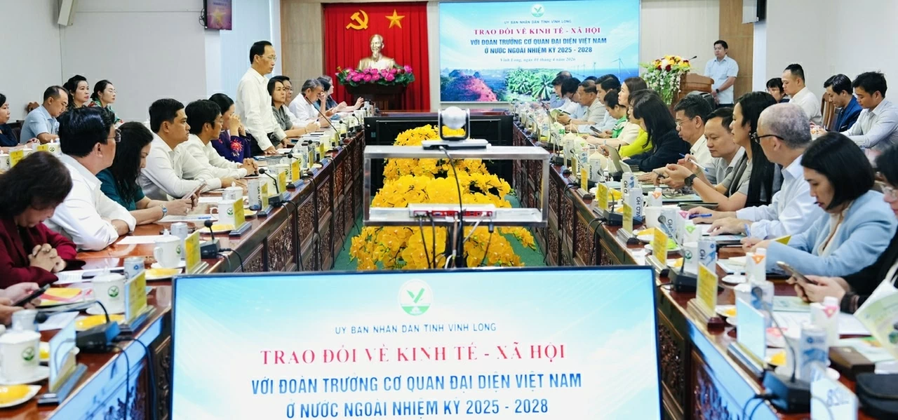 Đoàn Trưởng Cơ quan đại diện Việt Nam ở nước ngoài nhiệm kỳ 2025-2028 chụp ảnh lưu niệm với lãnh đạo tỉnh Vĩnh Long.