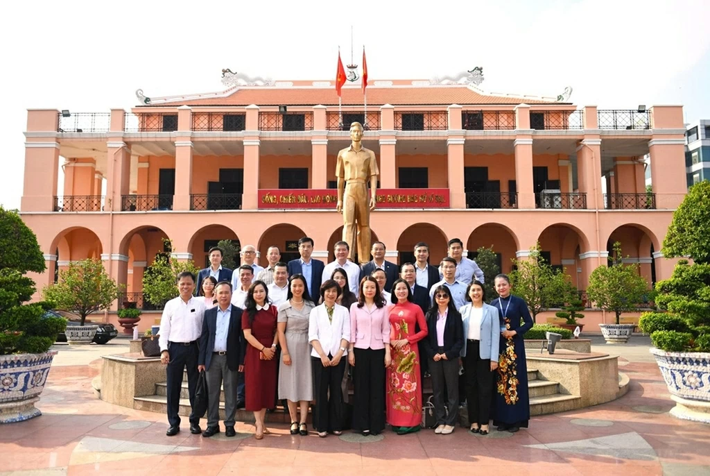 Đoàn Trưởng Cơ quan đại diện Việt Nam ở nước ngoài nhiệm kỳ 2025-2028 chụp ảnh lưu niệm tại Bảo tàng Hồ Chí Minh.