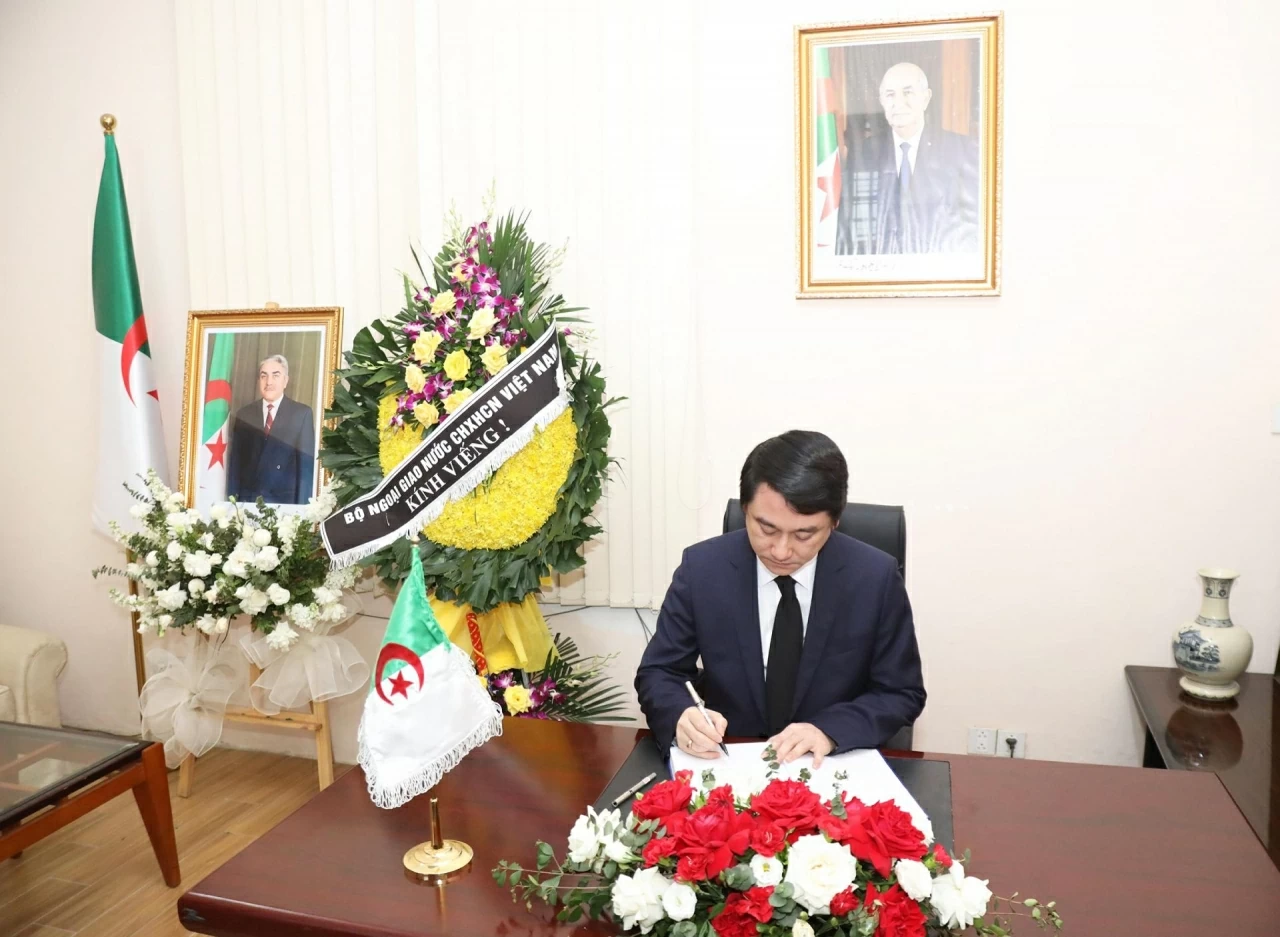 Thứ trưởng Lê Anh Tuấn viếng và ghi sổ tang tưởng niệm nguyên Tổng thống Algeria Liamine Zeroual tại Hà Nội