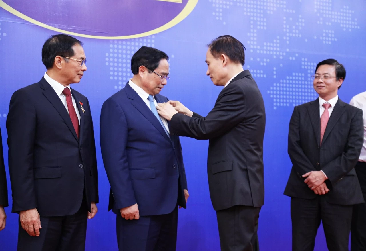 Bộ trưởng Ngoại giao Lê Hoài Trung đã trao Kỷ niệm chương “Vì sự nghiệp Ngoại giao Việt Nam” tặng Thủ tướng Chính phủ Phạm Minh Chính. (Ảnh: Thành Long)
