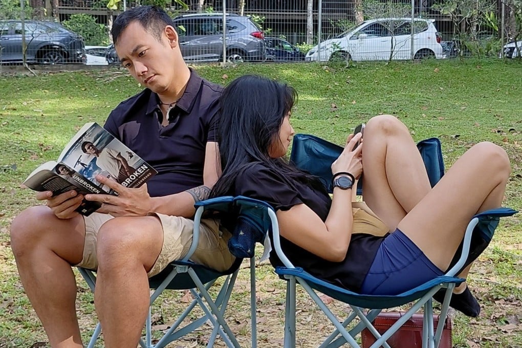 Một hiệu sách có ý tưởng thu hút lại những độc giả bằng các đoạn phim gây hại não