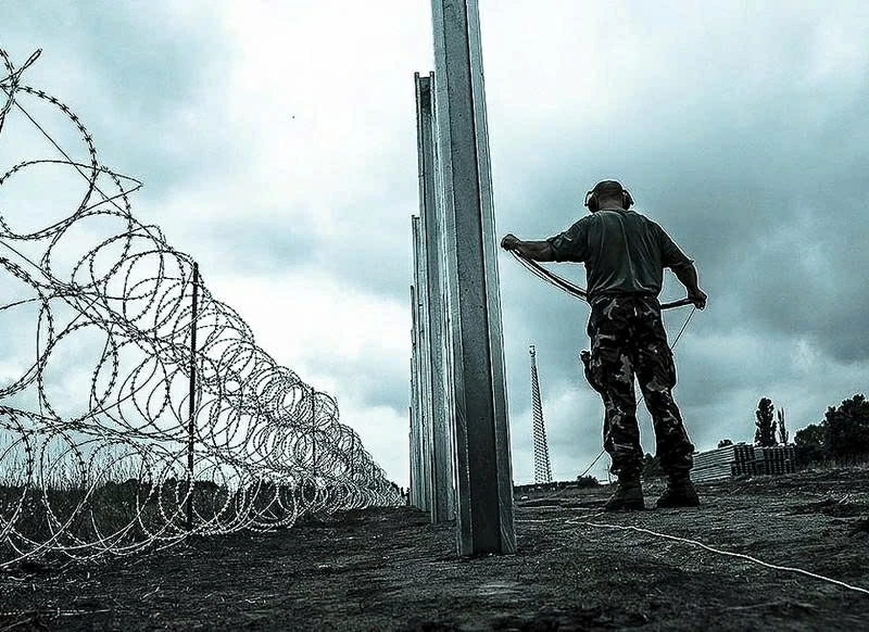 Hàng rào cao 5,5 m với dây thép gai dọc theo tuyến biên giới với Ba Lan - Belarus. (Nguồn: Freedom House)