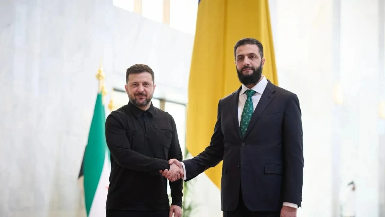 Tổng thống Ukraine Volodymyr Zelensky (bên trái) và Tổng thống Syria Ahmed al-Sharaa (bên phải). (Nguồn: The Jerusalem Post)