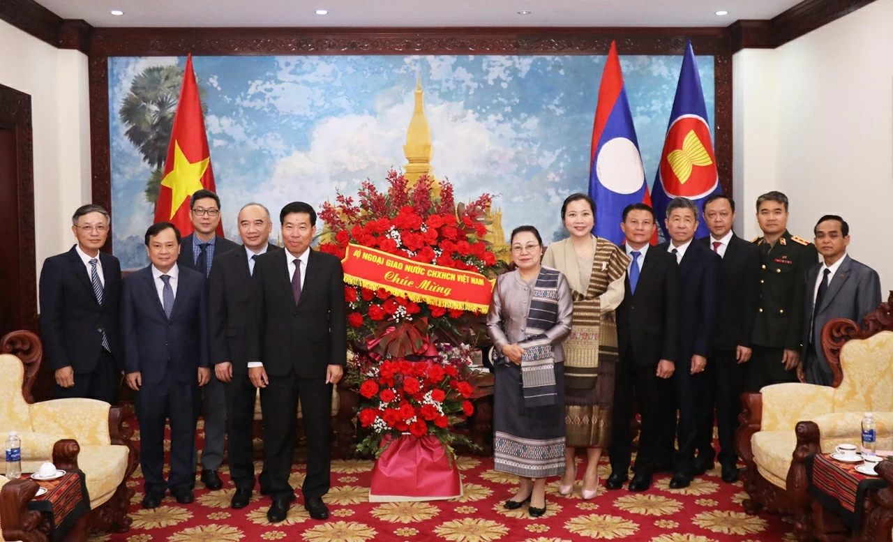 Đoàn Bộ Ngoại gao và Đại sứ quán Lào tại Việt Nam chụp ảnh chung. (Ảnh: Thành Long)