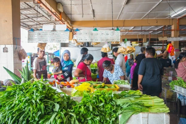 Người dân Malaysia cân nhắc chi tiêu khi giá dầu có xu hướng tăng, làm gia tăng áp lực lên chi phí sinh hoạt hàng ngày. (Nguồn: iStock) Người dân Malaysia cân nhắc chi tiêu khi giá dầu có xu hướng tăng, làm gia tăng áp lực lên chi phí sinh hoạt hàng ngày. (Nguồn: iStock)