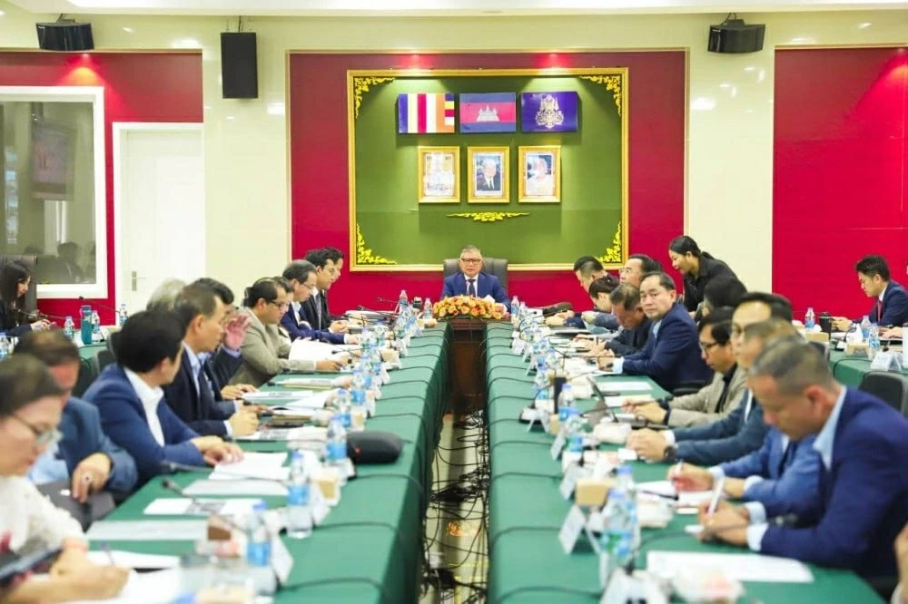 Ông Chhay Sinarith phát biểu tại cuộc họp với các cơ quan chức năng về luật chống lừa đảo. (Nguồn: Agence Kampuchea Presse - AKP)