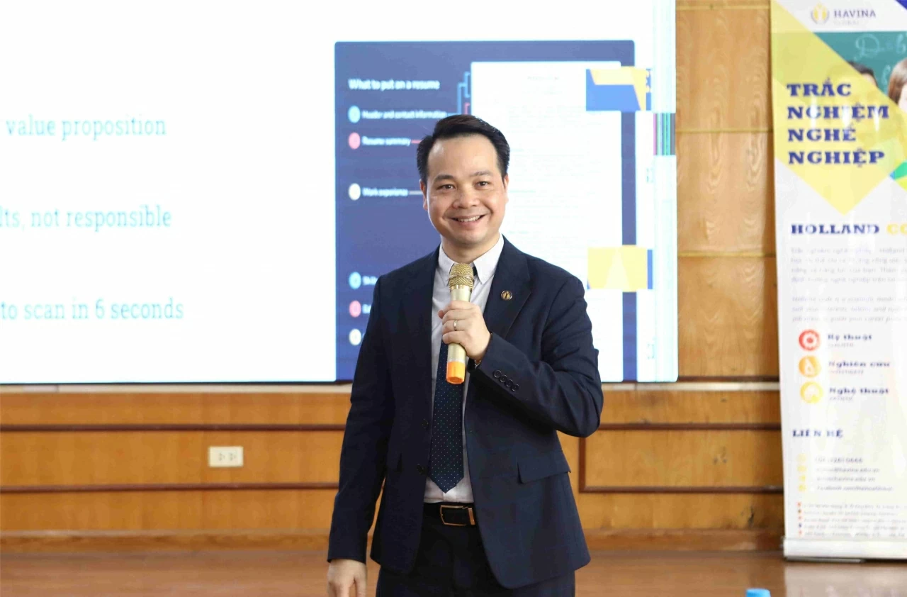 Diễn giả Nguyễn Văn Dũng (Leo) - Chủ tịch sáng lập & điều hành Havina Group  mang đến những chia sẻ bổ ích tại chương trình. (Ảnh: Bạch Dương)