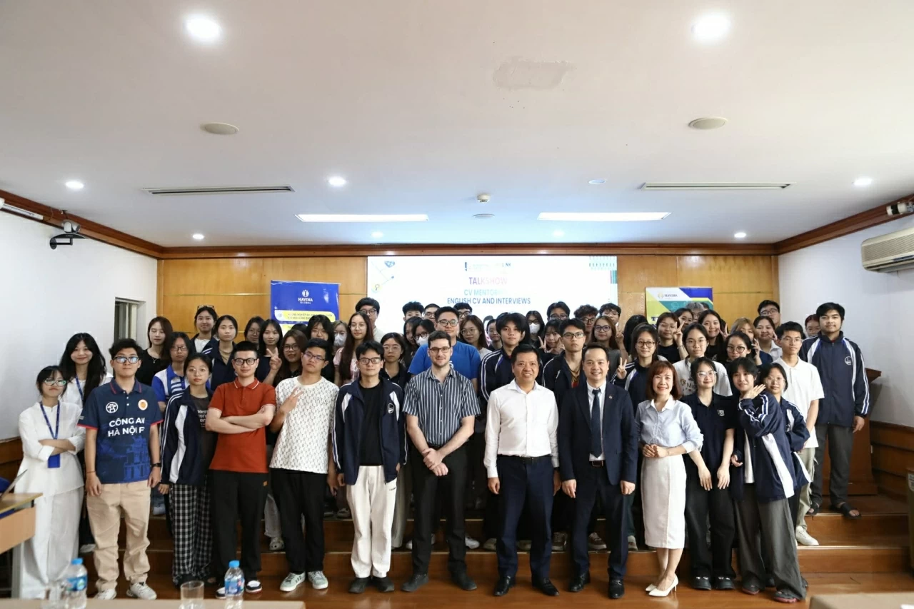 Sinh viên tham dự workshop chụp ảnh lưu niệm cùng diễn giả Nguyễn Văn Dũng. (Ảnh: Bạch Dương)