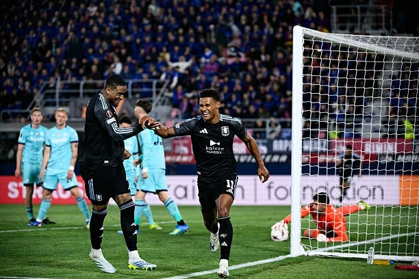 Aston Villa đặt một chân vào bán kết Europa League