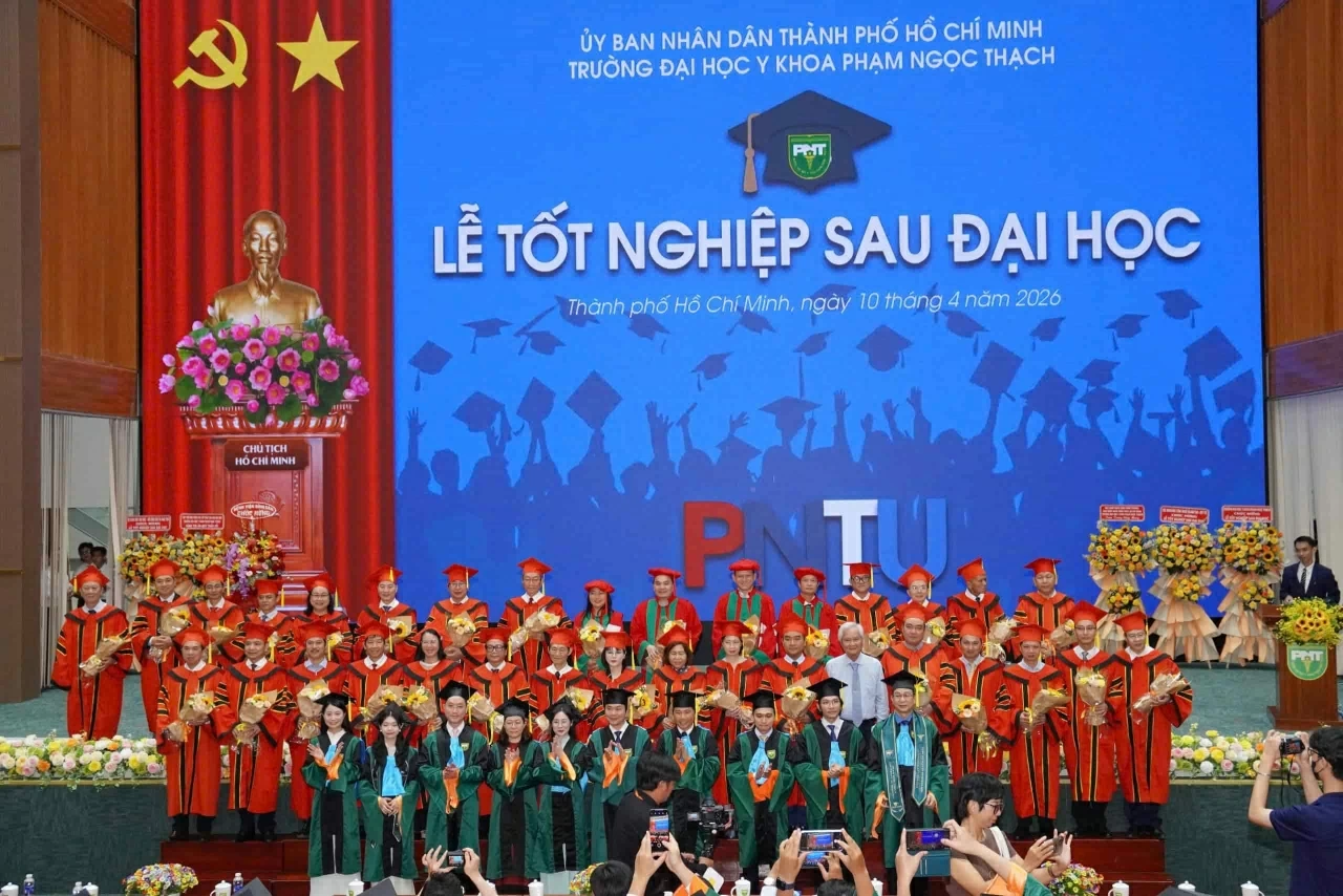 Gần 1.000 bác sĩ, thạc sĩ, tiến sĩ tốt nghiệp Trường Đại học Y khoa Phạm Ngọc Thạch