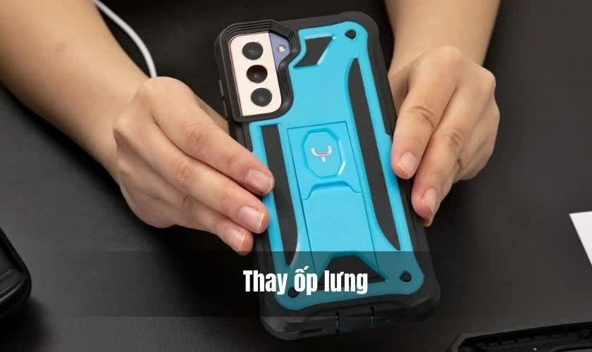 Thay ốp lưng và dán màn hình mới.