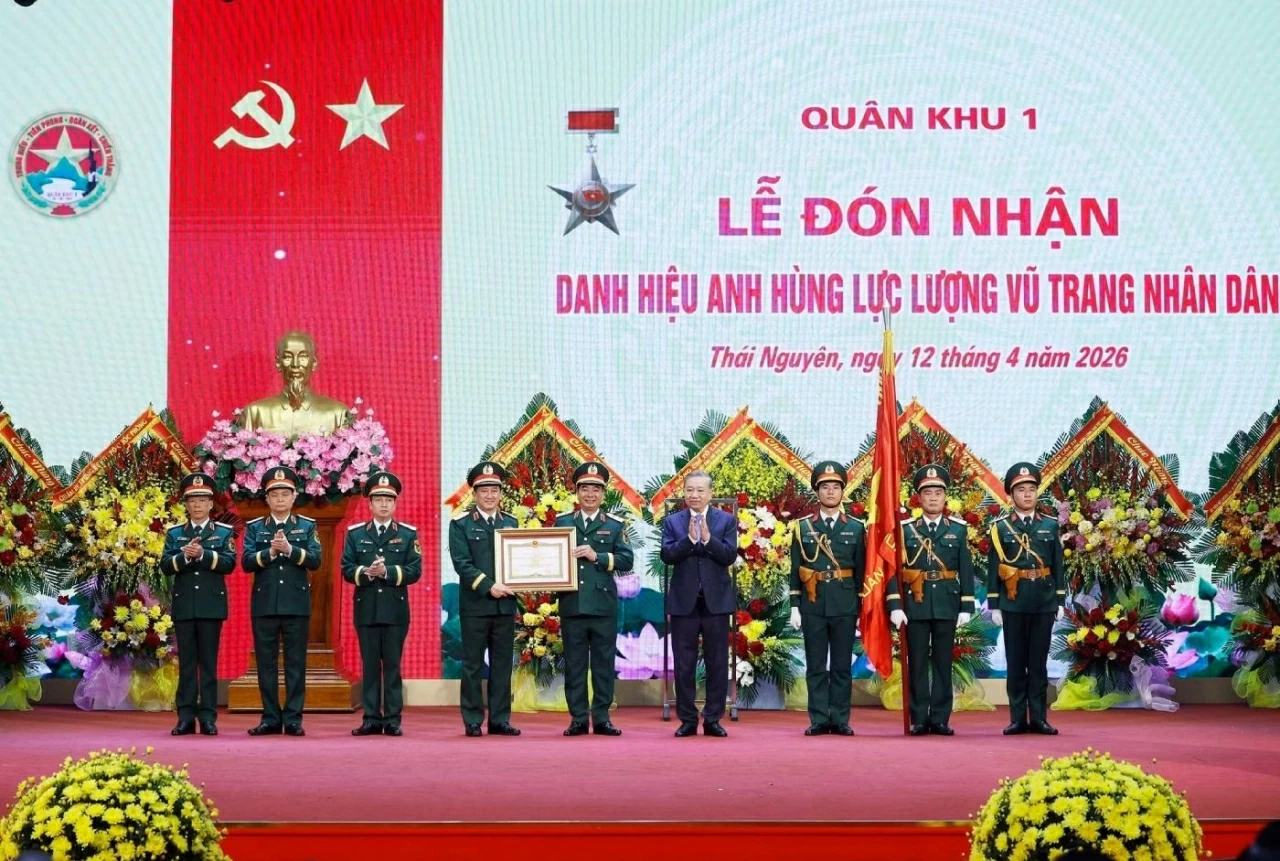 Tổng Bí thư, Chủ tịch nước Tô Lâm trao Danh hiệu Anh hùng Lực lượng vũ trang nhân dân tặng Quân khu 1. (Nguồn: TTXVN)