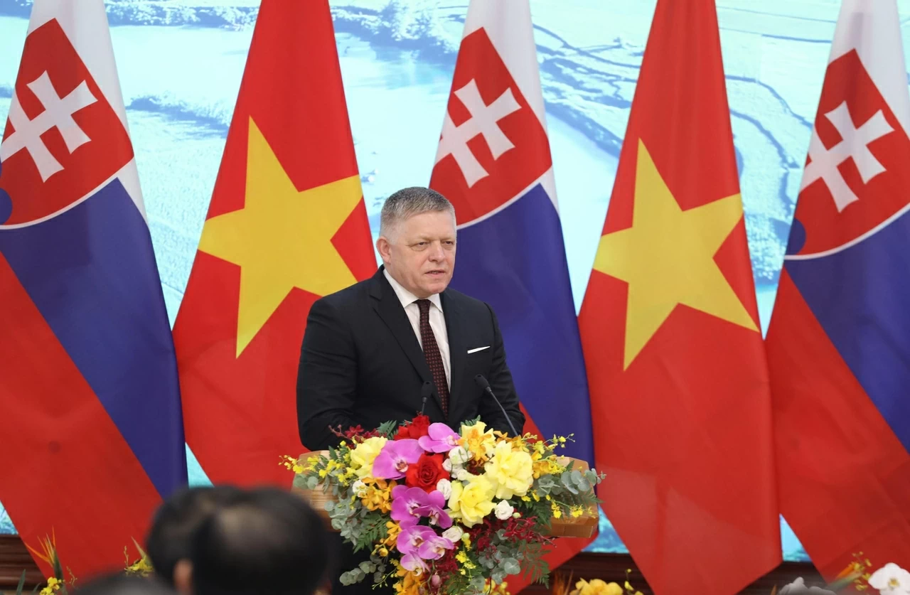 Thủ tướng Slovakia Robert Fico phát biểu tại cuộc gặp gỡ báo chí hai nước. (Ảnh: Thành Long)