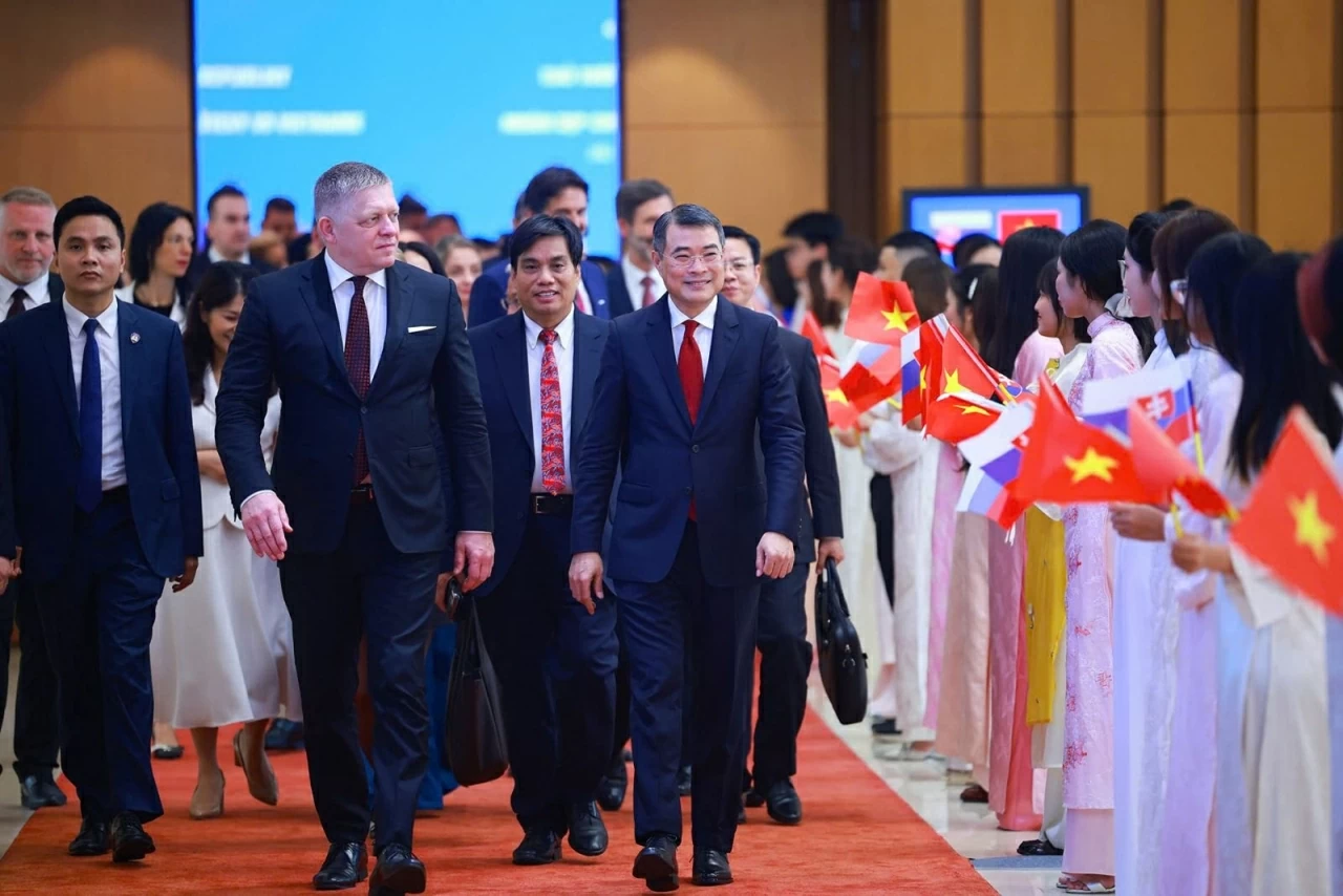 Thủ tướng Lê Minh Hưng và Thủ tướng Slovakia Robert Fico tại cuộc gặp gỡ báo chí hai nước. 