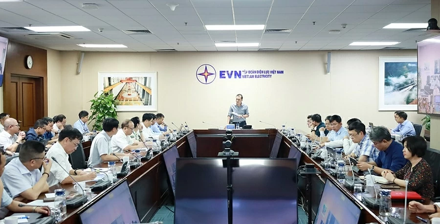 Chủ tịch HĐTV EVN Đặng Hoàng An chủ trì cuộc họp rà soát tình hình triển khai hệ thống pin lưu trữ năng lượng (BESS) trên lưới điện ngày 7/4, tại Hà Nội. (Nguồn: EVN)