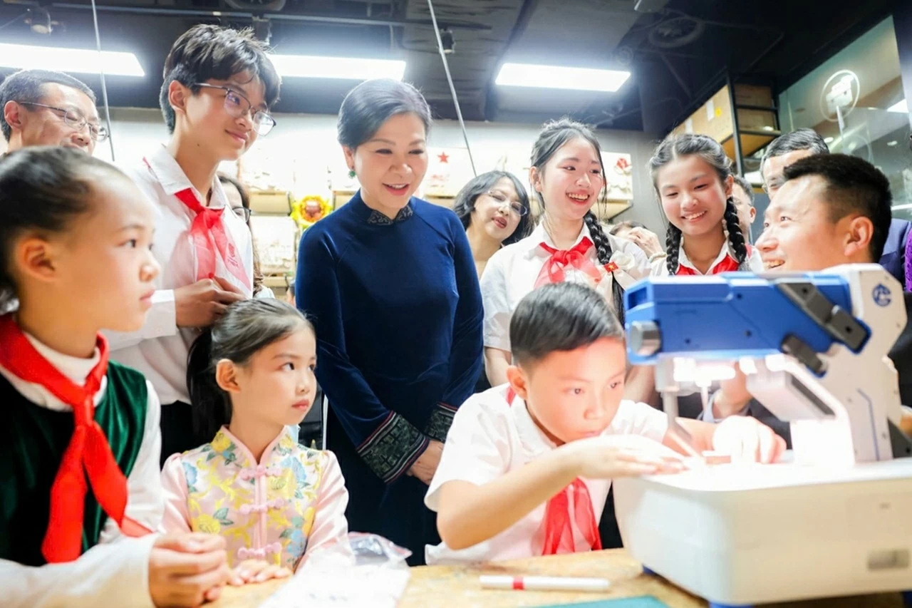Phu nhân Tổng Bí thư, Chủ tịch nước Tô Lâm thăm Trung tâm giao lưu khoa học văn hóa thanh thiếu niên Tống Khánh Linh