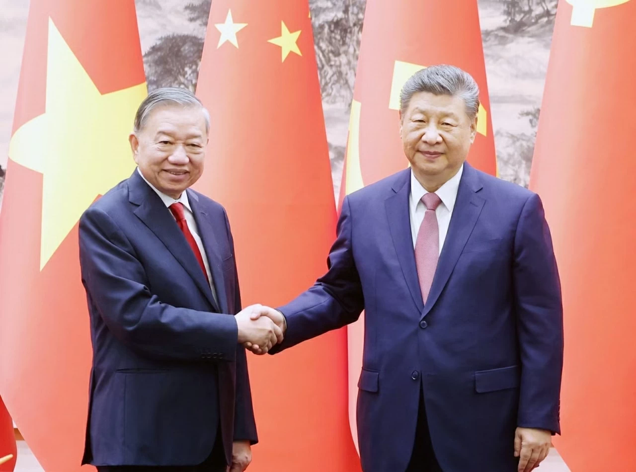 Tổng Bí thư, Chủ tịch nước Tô Lâm và Tổng Bí thư, Chủ tịch nước Trung Quốc Tập Cận Bình tại cuộc chứng kiến Lễ ký một số văn kiện hợp tác tiêu biểu giữa hai nước. (Nguồn: TTXVN)