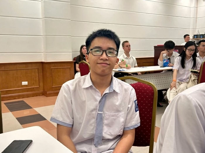 Hồ Trung Hiếu (Lớp 10 Tin 1, THPT Chuyên Hà Nội - Amsterdam) bày tỏ sự ấn tượng với câu chuyện do Trung tướng Phạm Tuân chia sẻ. (Ảnh: Yến Vi)
