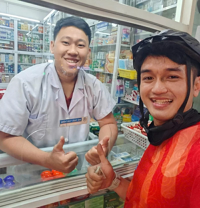 Mai Trí Thức tại quầy thuốc, nơi anh lấy cảm hứng sáng tạo những video hài hước từ chính công việc dược sĩ hằng ngày.