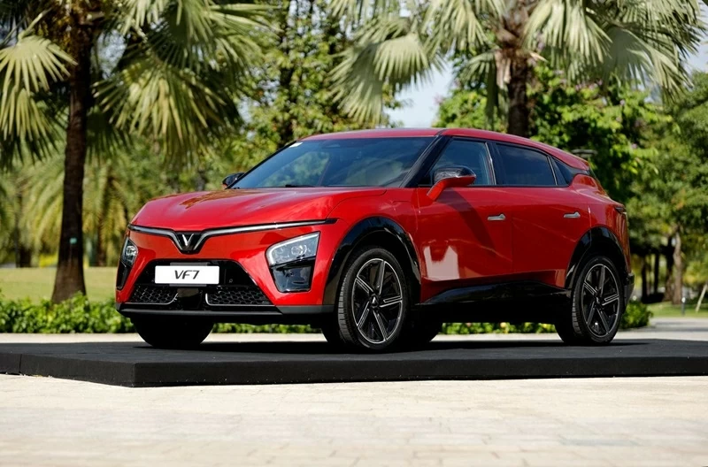 Top 5 xe SUV hạng C bán chạy nhất tháng 3/2026: VinFast VF 7 vươn lên dẫn đầu.