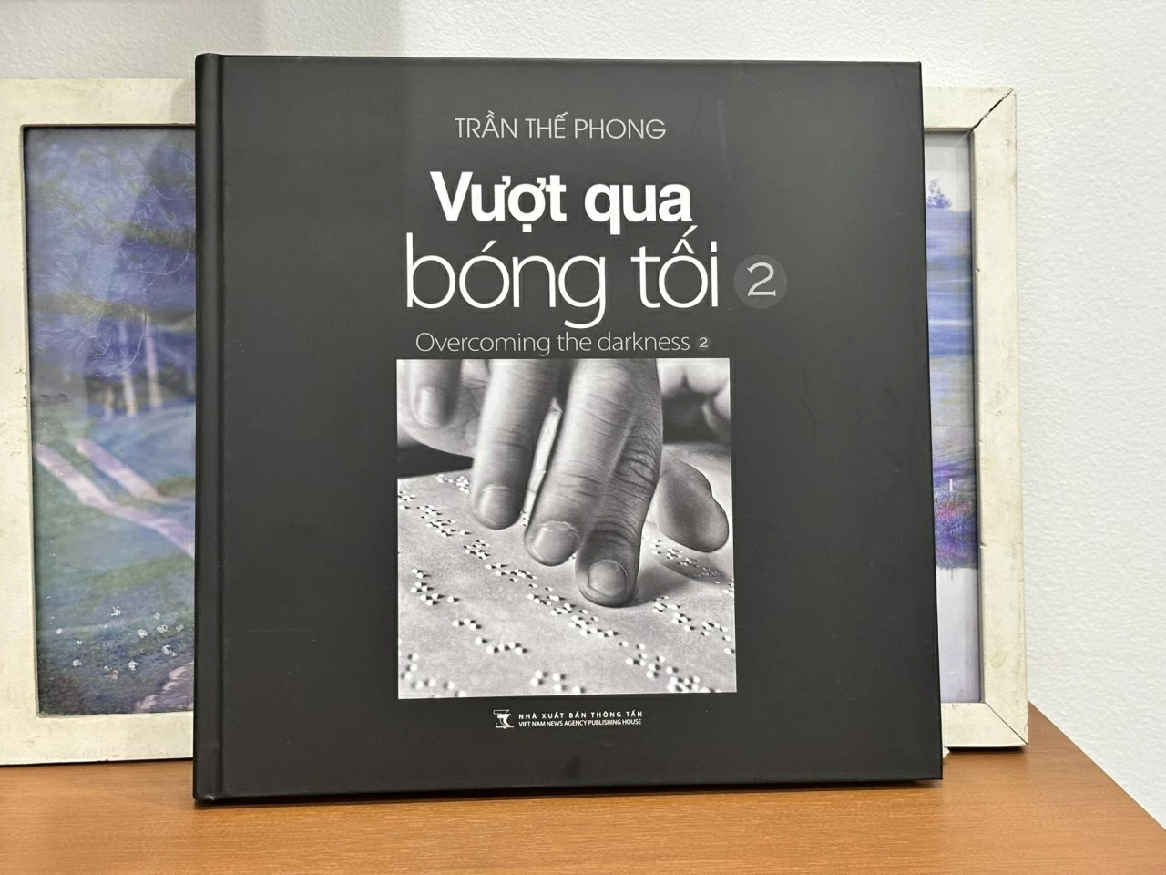Nhiếp ảnh gia Trần Thế Phong ra mắt sách ảnh về nghị lực thầm lặng của học sinh khiếm thị
