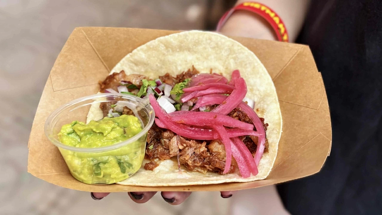 Chiếc bánh taco mang đậm hương vị truyền thống của Mexico. (Ảnh: Lan Dương) Chiếc bánh taco mang đậm hương vị truyền thống của Mexico. (Ảnh: Lan Dương)