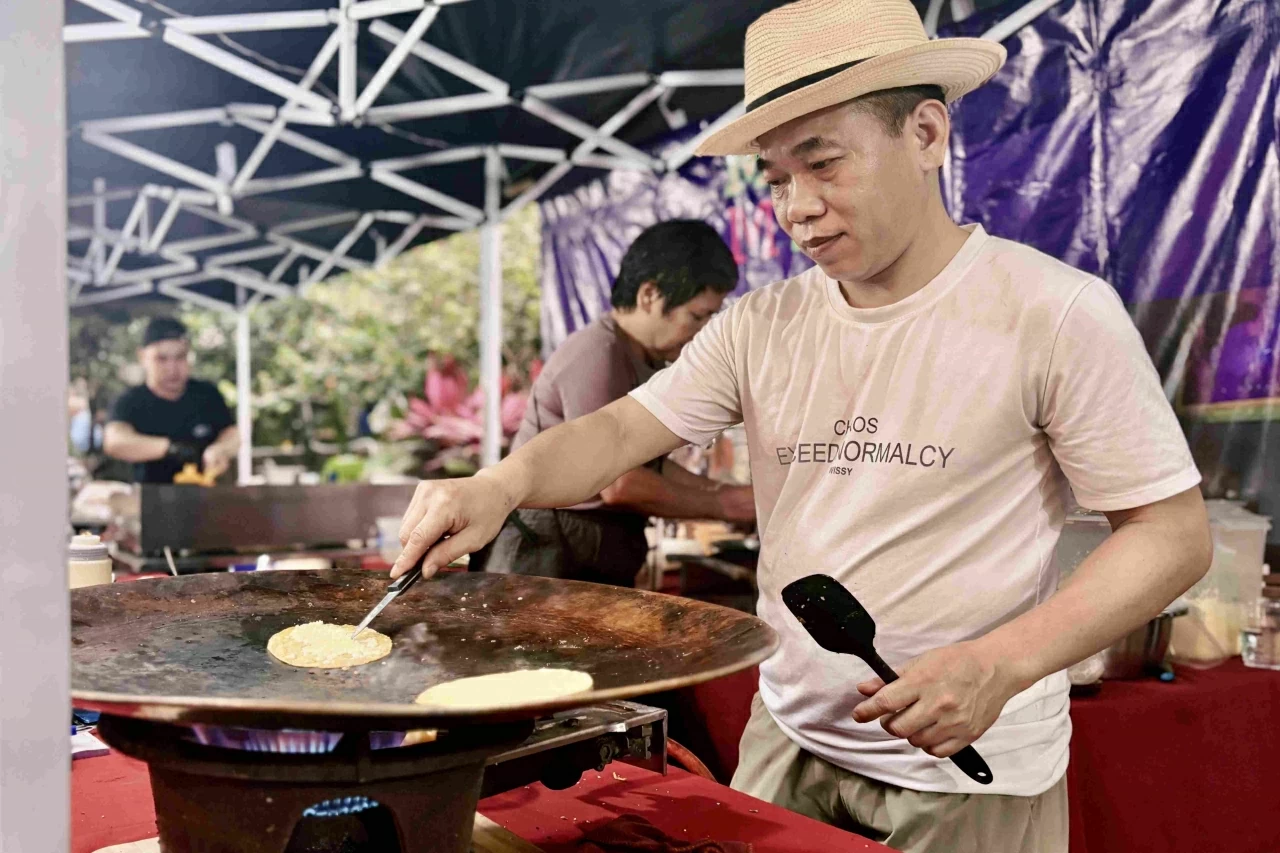Người đầu bếp tỉ mỉ hoàn thiện những chiếc Tacos phục vụ thực khách. (Ảnh: Nhi Vũ) Người đầu bếp tỉ mỉ hoàn thiện những chiếc Tacos phục vụ thực khách. (Ảnh: Nhi Vũ)