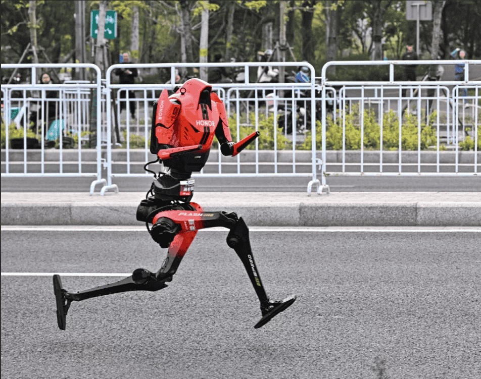 Một robot hình người Honor Lightning chạy về đích trong cuộc thi. (Nguồn: Reuters)
