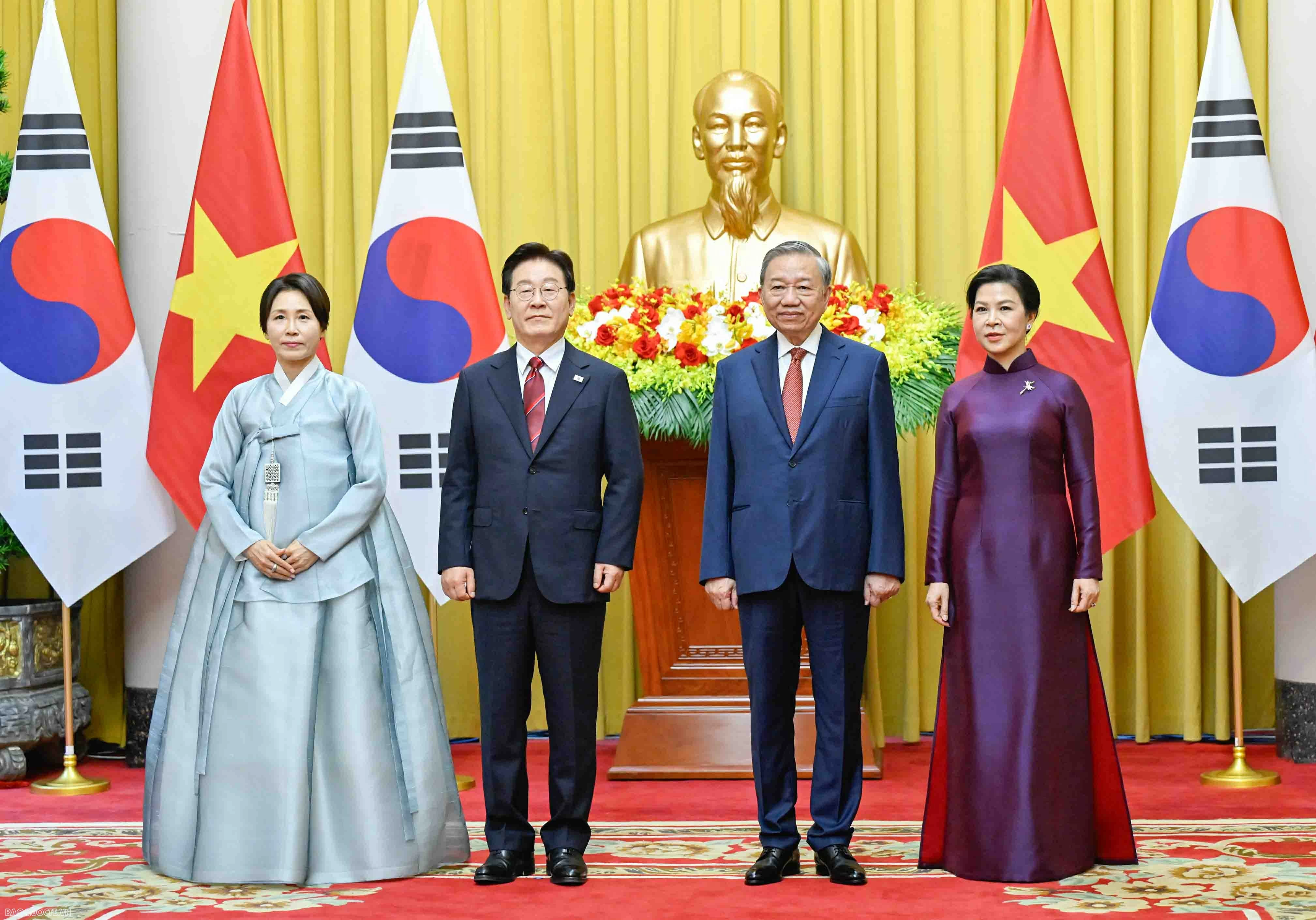 3.số 17+18: Tổng thống Hàn Quốc thăm Việt Nam: Từ đối tác hàng đầu đến liên kết chiến lược