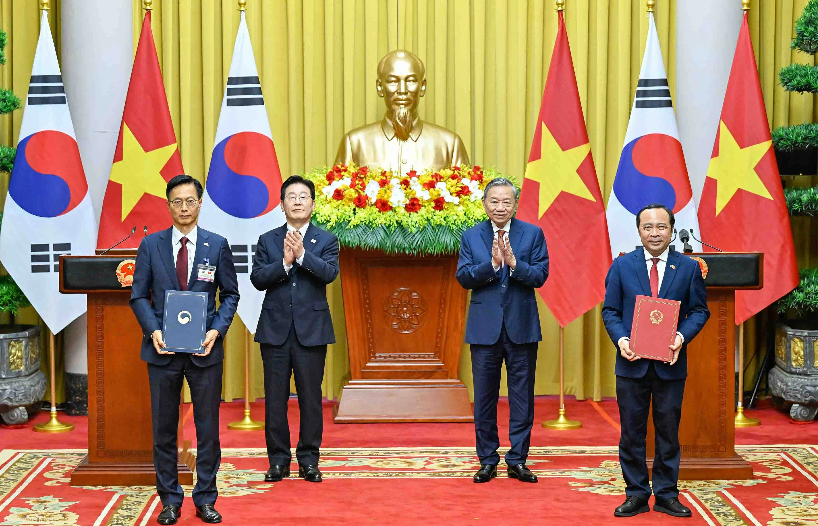 Việt Nam-Hàn Quốc ký kết 12 văn kiện hợp tác
